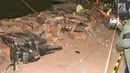 Kendaraan bermotor tertimbun reruntuhan bangunan parkir bertingkat akibat gempa di Mal Galeria, Ngurah Rai, Bali, Minggu malam (5/8). Gempa di Lombok Utara yang berpotensi tsunami telah terdeteksi di Carik pada pukul 18.48 WIB. (Liputan6.com/Johan Tallo)