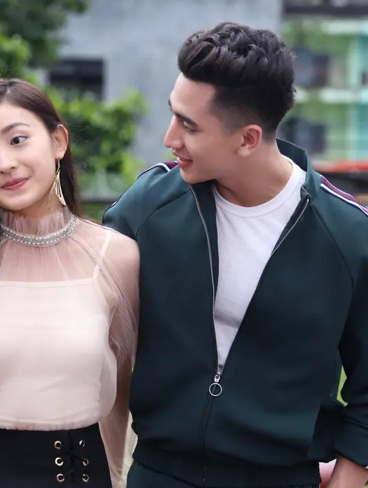 "Terima kasih, sayangku untuk semalam. Terima kasih telah menjadi bagian dari hidup saya ❤️," tulis Natasha dalam foto acara sama dengan pose berbeda. (Instagram/natashawilona12)