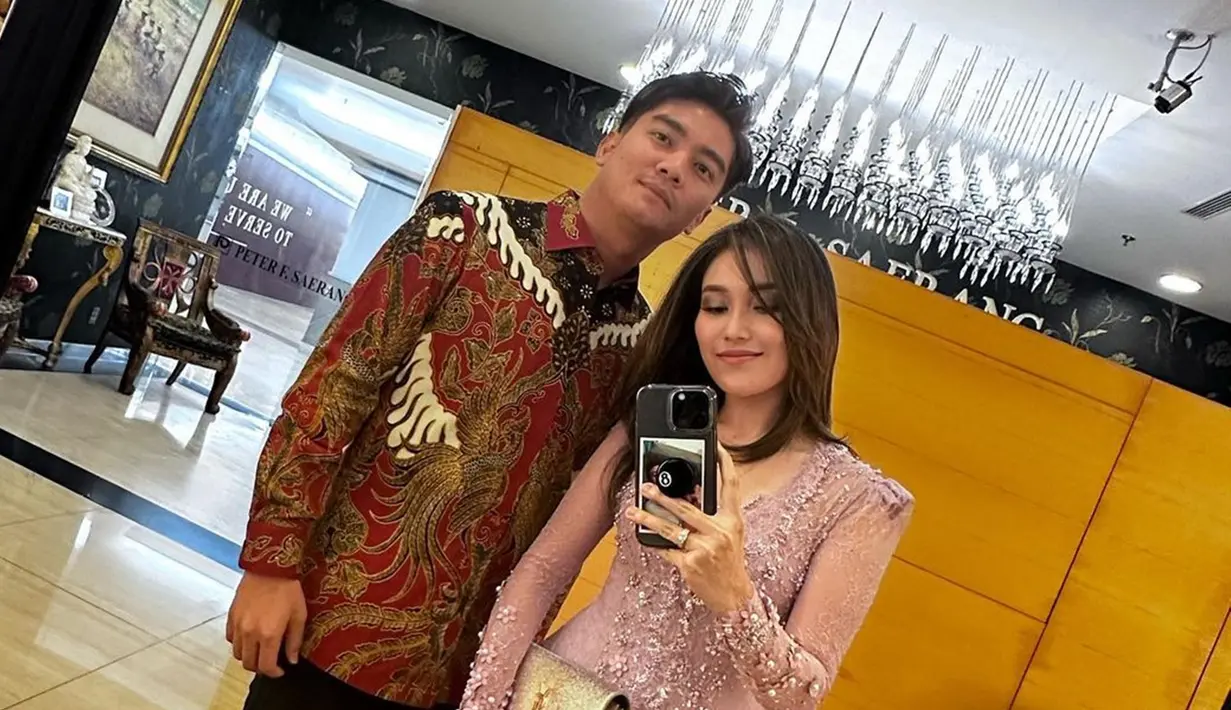 Hadiri pernikahan Kiky Saputri, Boy William tampil gagah kenakan batik warna merah, sementara Ayu Ting Ting cantik dengan kebaya warna merah muda. Tatanan rambut sebelumnya disanggul rapi, Ayu Ting Ting tampil santai dengan rambut yang digerai ketika acara Kiky Saputri telah berakhir. Meski hanya foto mirror selfie, namun keduanya tampak romantis, tak heran jika banyak yang mendoakan keduanya berjodoh. (Liputan6.com/IG/@ayutingting92)