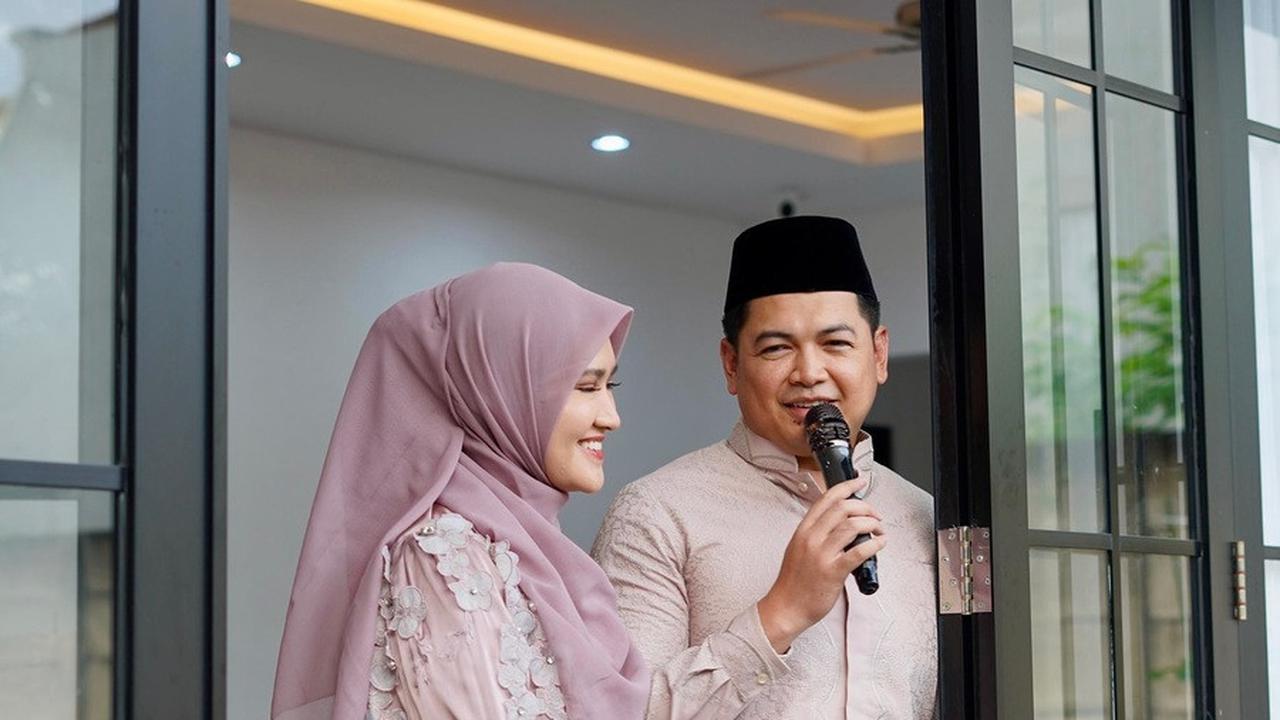 Tommy Kurniawan lantas membalas ucapan manis dari sang istri tersebut dengan kalimat yang juga nggak kalah so sweet. "Makasih sayang love you," tulis Tommy Kurniawan.&nbsp;