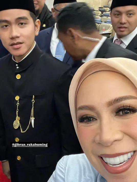 Kali ini, Melly menjatuhkan pilihannya pada kebaya janggan berwarna baby blue. Warna yang lekat dengan kampanye Prabowo sekaligus jadi tema dresscode partainya.  [@melly_goeslaw].