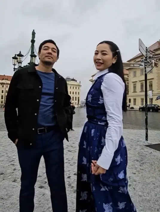 Memilih warna biru sebagai dresscode utama, pasutri ini tampil dengan paduan yang berbeda. Hesti pilih padukan rok sleveeless biru dengan kemeja putih. Sedangkan Edi Borne padukan t-shirt dan jeans biru dengan jaket hitam [@hestipurwardinata]