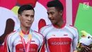 Atlet ParaCycling, Deni Andrian (kanan) dan Fendi Nur saat prosesi pengalungan medali nomor Mens B Individual Time Trial Road Race Asian Para Games 2018 di Sirkuit Sentul, Bogor, Senin (8/10). (Liputan6.com/Helmi Fithriansyah)