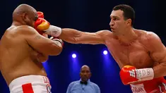 Juara dunia tinju kelas berat Wladimir Klitschko memukul Alex Leapai, Jerman, Sabtu (26/4/2014) (Reuters/ Kai Pfaffenbach).