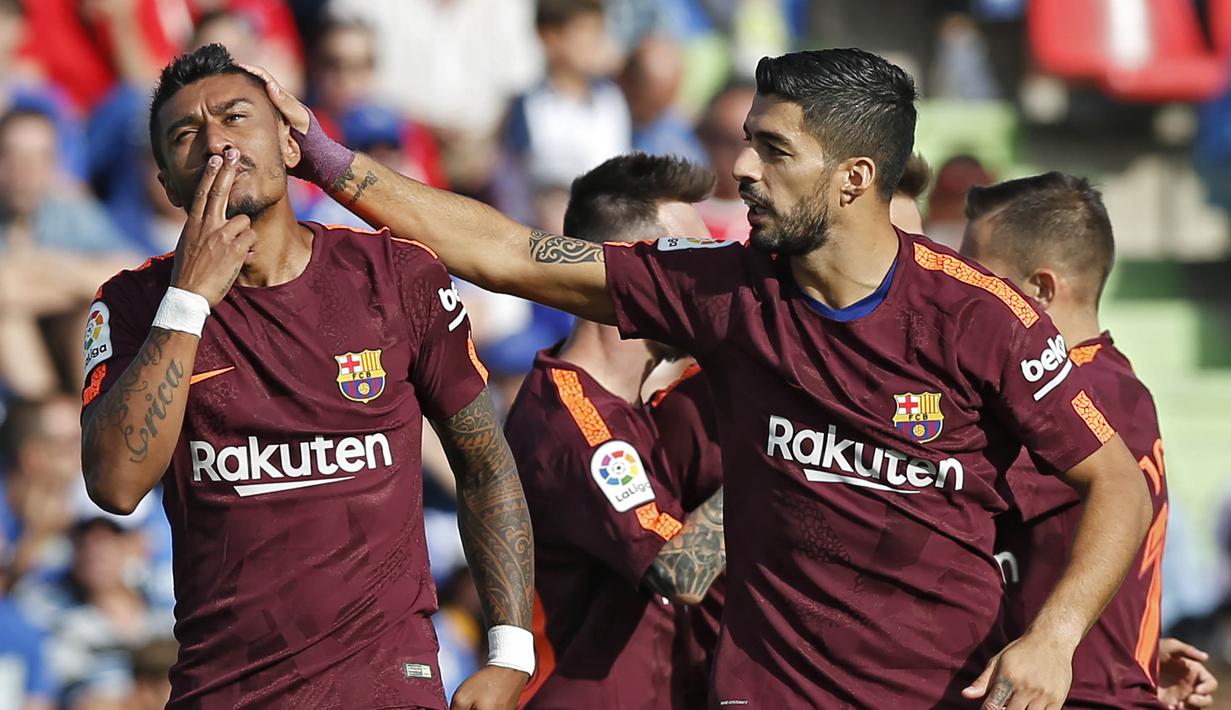 Gelandang Barcelona, Paulinho, melakukan selebrasi bersama Luis Suarez, usai mencetak gol ke gawang Getafe pada laga La Liga di Stadion Alfonso Perez, Sabtu (16/9/2017). Barcelona menang 2-1 atas Getafe. (AP/Francisco Seco)