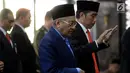 Presiden Joko Widodo (Jokowi) dan Perdana Menteri (PM) Malaysia Mahathir Mohamad melakukan salat Jumat bersama di Masjid Jami' Baitussalam, Istana Bogor, Jawa Barat, Jumat (29/6). (Liputan6.com/Pool/Wihdan)