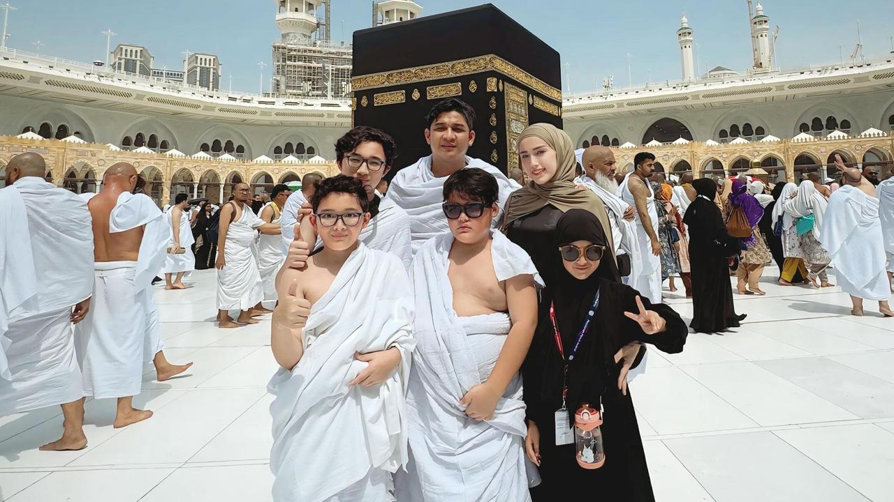 Potret Pasha Ungu dan Adelia saat Umrah Bersama Empat Anaknya di Tanah Suci, Anak Sulungnya Sempat Utarakan Keinginan yang Bikin Terenyuh