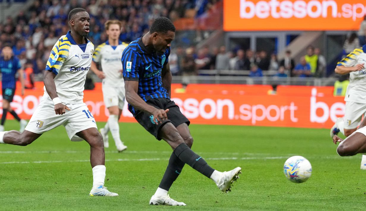 Nerazzurri memastikan titel tersebut setelah mengalahkan Parma dengan skor 2-0 melalui gol Marcus Thuram (45+1') dan Henrikh Mkhitaryan (80'). (AP Photo/Luca Bruno)