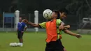 Jelang berlaga di kualifikasi Grup H Piala Asia 2016, timnas Brunei Darussalam U-23 berlatih di Lapangan C Senayan, Jakarta, (24/3/2015). Tampak pemain timnas Brunei U-23 berebut penguasaan bola saat berlatih. (Liputan6.com/Helmi Fithriansyah)