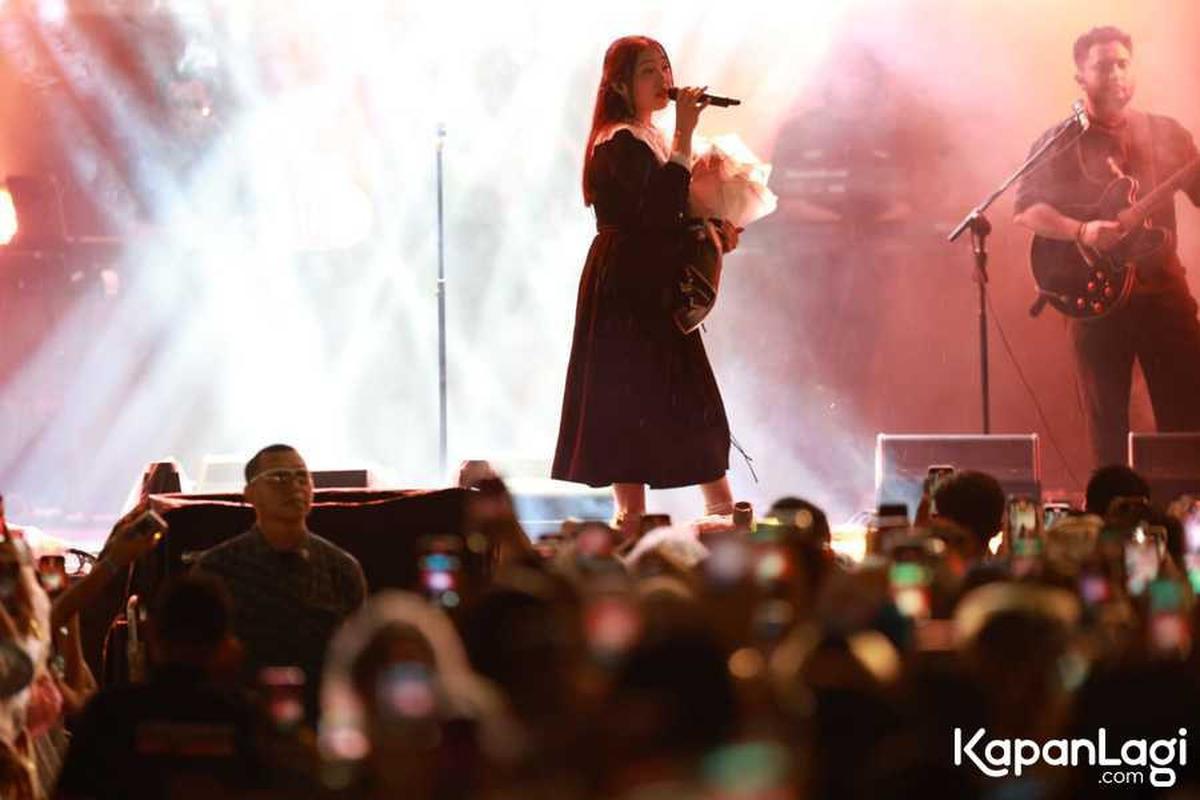 Bernadya Dapat Bunga Dari Penonton KapanLagi Buka Bareng BRI Festival 2025