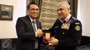 Wakapolri Komjen Pol Syafruddin bertukar cinderamata dengan Kepala Public Security Departement (PSD) Kerajaan Jordania Mayor Jenderal Ahmad Sarhan Al Faqih saat kunjungan kerja di Jordania, Rabu (18/1). (Liputan6.com)