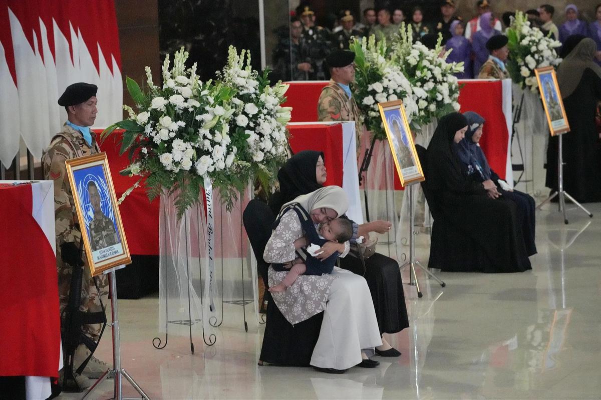 FOTO: Isak Haru Iringi Kepulangan Tiga Prajurit yang Gugur di Lebanon