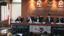 Ketua Dewan Kehormatan Penyelenggara Pemilu (DKPP) Jimly Asshiddiqie (kiri) memimpin persidangan saat sidang terkait pilkada, Jakarta, Rabu (2/12/2015). Sidang tersebut berisi pembacaan 12 putusan terkait pilkada. (Liputan6.com/Faizal Fanani)