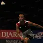 Tunggal putra Indonesia, Ihsan Maulana Mustofa, kalah dari tunggal putra Malaysia, Lee Chong Wei, pada semifinal BCA Indonesia Open 2016 di Istora Senayan, Jakarta, Sabtu (4/6/2016). (Bola.com/Vitalis Yogi Trisna)