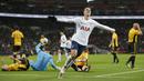 Pemain Tottenham Hotspur, Erik Lamela (tengah) melakukan selebrasi usai membobol gawang Newport County pada laga Piala FA di Wembley Stadium, London, (7/2/2018). Tottenham menang 2-0. (AFP/Ian Kington)