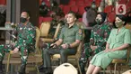 Serda Aprilia Manganang (kedua kiri) didampingi KSAD Jendral TNI Andika Perkasa (kiri) menjalani sidang perubahan status jenis kelamin dan pergantian nama di Pengadilan Negeri Tondano secara virtual di Mabes TNI AD, Jakarta, Jumat (19/3/2021). (Liputan6.com/Faizal Fanani)