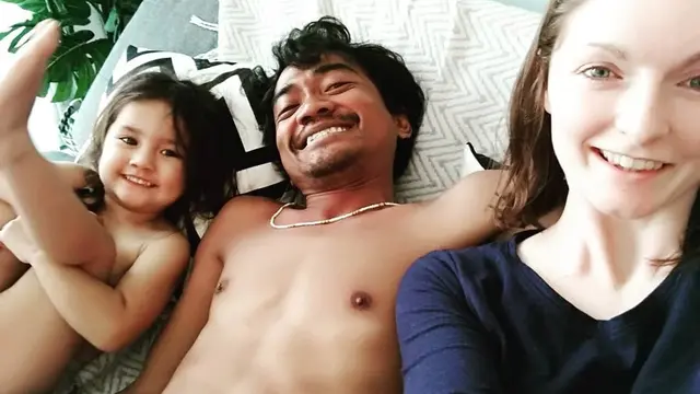 Masih Ingat Bayu Kumbara dan Istri Bule? Ini 6 Potret Keluarga Kecilnya
