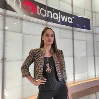 Jika ingin menggunakan batik dengan cara yang modis dan modern, maka crop blazer batik adalah jawabannya. (instagram/claurakiehl)