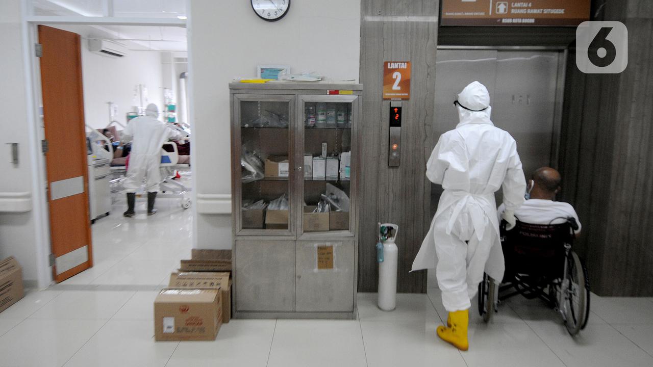FOTO: Perjuangan Paramedis Merawat Pasien COVID-19 di RSUD Kota Bogor