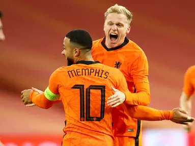 Pemain Belanda, Donny van de Beek, melakukan selebrasi bersama Memphis Depay usai mencetak gol ke gawang Spanyol pada laga uji coba di Johan Cruyff Arena, Rabu (11/11/2020). Kedua tim bermain imbang 1-1. (Dean Mouhtaropoulos via AFP, Pool)