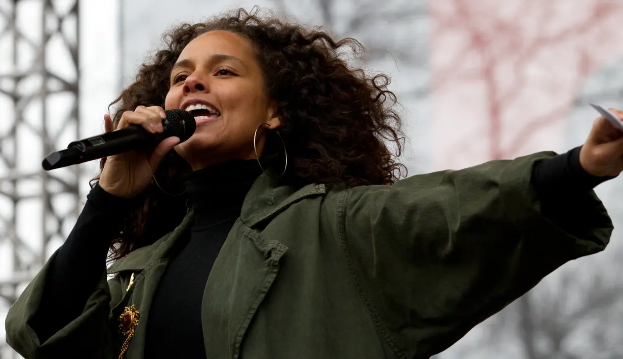 Alicia Keys menyampaikan pendapatannya saat mengikuti Women's March di Washington, AS (21/1). Aksi sosial ini terbuka bagi umum dan dilaksanakan pada pagi hari 21 Januari 2017 waktu Amerika Serikat. (AP Photo / Jose Luis Magana)