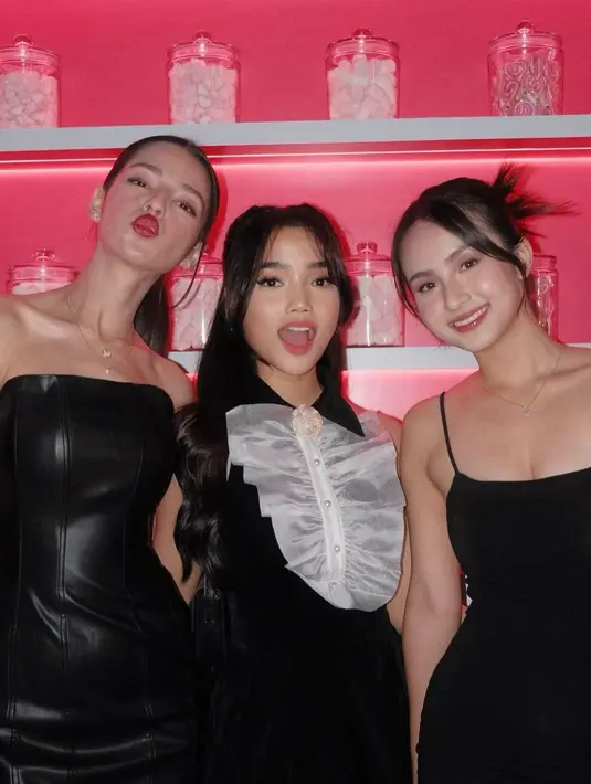 Pesonanya terlihat paling menyala di antara public figure yang hadir di acara tersebut. [@fuji_an]