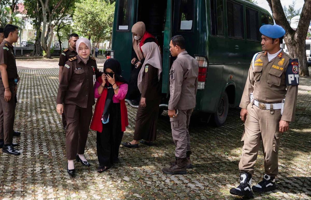 FOTO: Siaran Langsung di TikTok Berujung Hukuman Cambuk