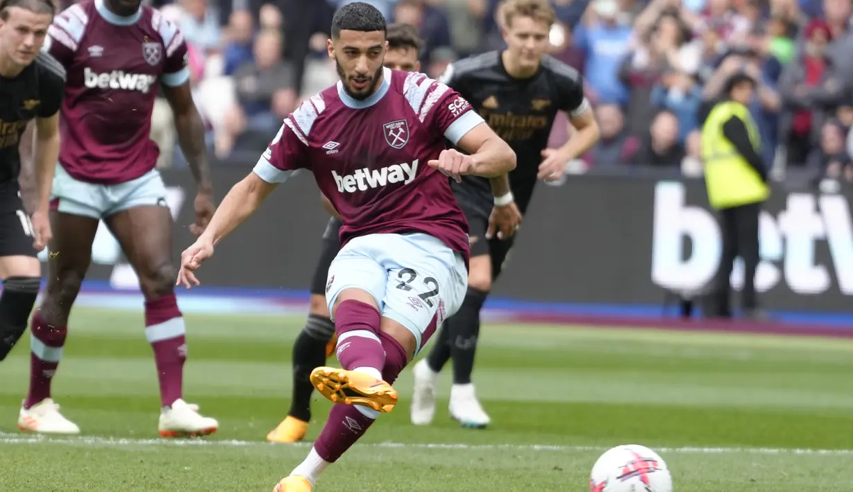 <p>West Ham United mendapatkan penalti pada menit ke-33 dan dituntaskan lewat gol Said Benrahma. (AP Photo/Kirsty Wigglesworth)</p>
