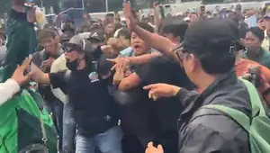 Pria Berhelm Diamuk Pendemo, Diduga Provokator Bawa Sajam