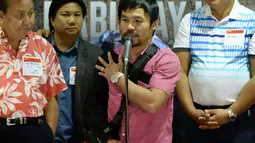 Manny Pacquiao memberikan keterangan pers sesaat setelah tiba di Bandar udara Internasional Manila. (AFP PHOTO/TED ALJIBE)