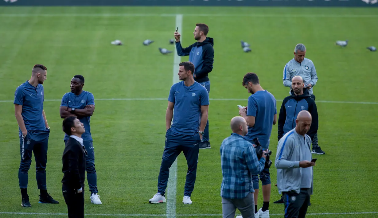 Pemain Inter Milan memeriksa lapangan Camp Nou di Barcelona, Spanyol (23/10). Saat ini Inter Milan berada di posisi kedua dengan poin enam sama seperti Barcelona. (AP Photo/Joan Monfort)