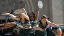 Para penari menghibur pengunjung saat acara Dardanella di Washington DC, AS (23/9). Kini Dardanella dijadikan sebuah pesta yang bertema dan bergaya Amerika pada tahun 1920-an. (AFP Photo/Andrew Caballero)