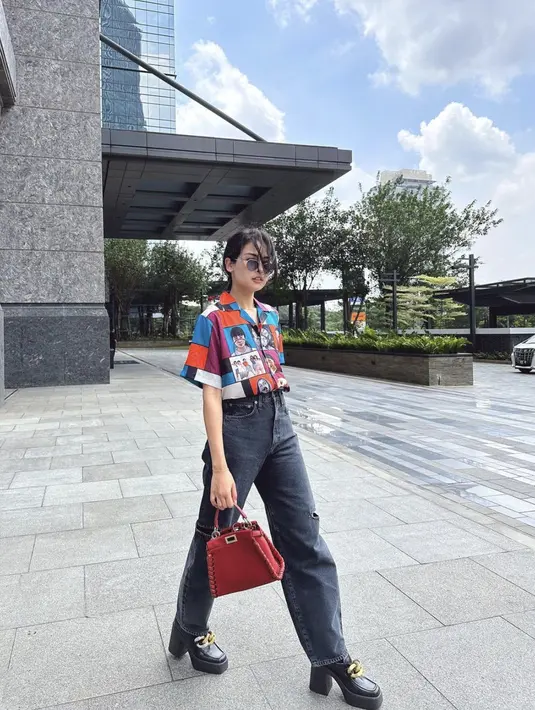 Bergaya super edgy dengan kemeja motif, Maudy Ayunda padukan denim dan platform shoes untuk hadirkan kesan semakin penuh gaya yang tak terbantahkan. [Foto: Instagram/ Maudy Ayunda]