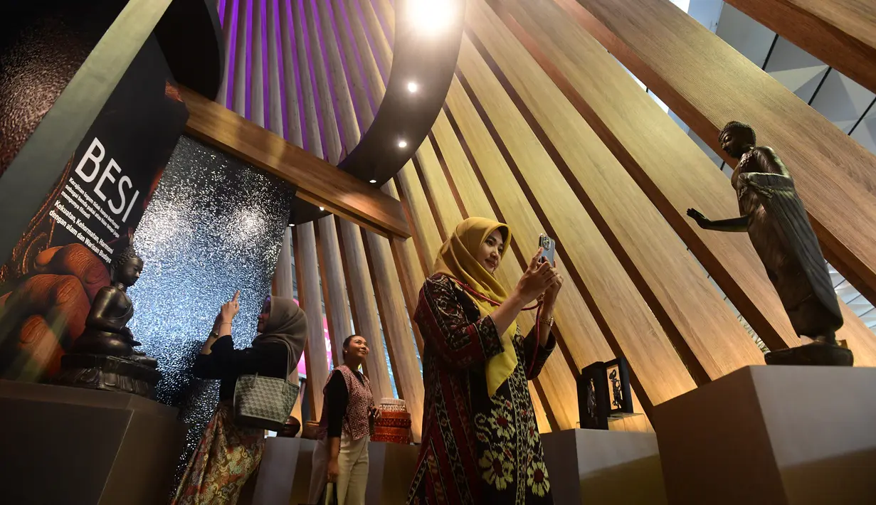 Kehadiran karya ini tak hanya mempercantik ruang dalam terminal di Bandara Soekarno-Hatta, Tangerang, Banten, tetapi juga menjadi etalase seni yang memperkenalkan kekayaan budaya Nusantara kepada para calon penumpang dan wisatawan dari berbagai penjuru dunia. (merdeka.com/Arie Basuki)