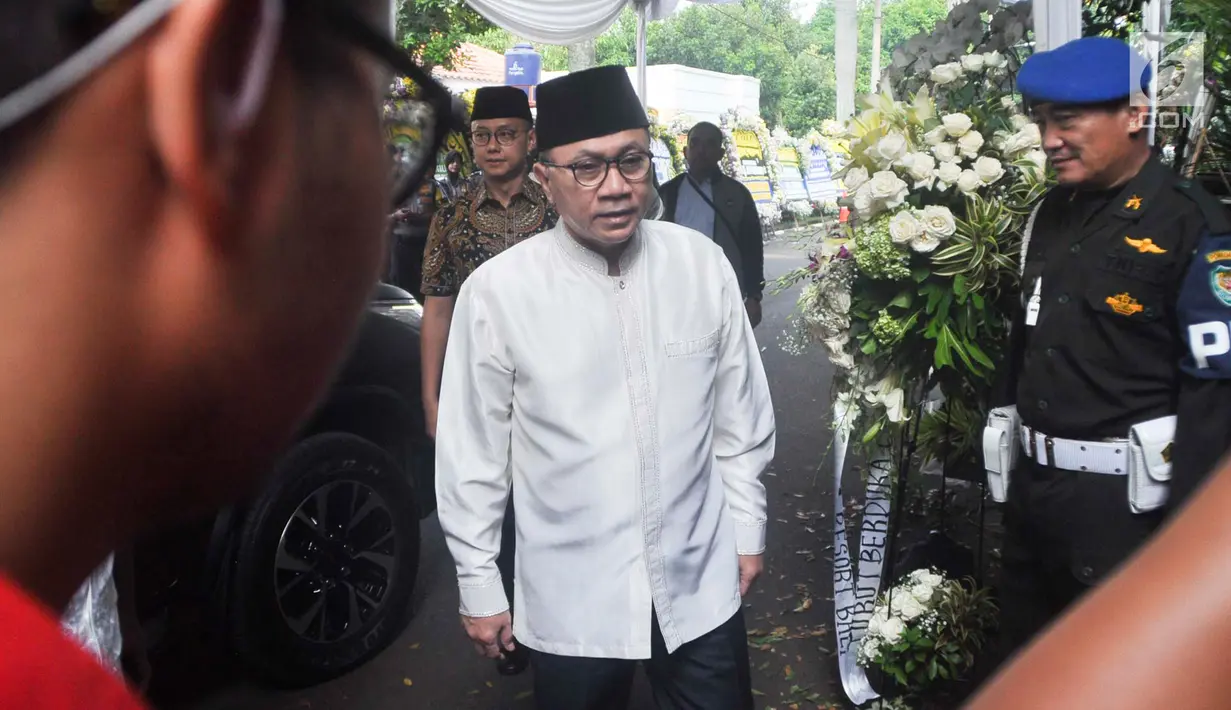 Ketua MPR RI Zulkifli Hasanmenghadiri persemayaman Ani Yudhoyono di Puri Cikeas, Bogor, Jawa Barat, Minggu (2/6/2019). Sejumlah tokoh terus berdatangan jelang pemakaman istri presiden ke-6 RI Susilo Bambang Yudhoyono (SBY) tersebut. (Liputan6.com/Immanuel Antonius)