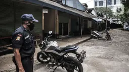 Petugas keamanan berjaga saat penutupan sementara Pasar Cempaka Putih, Jakarta, Senin (13/7/2020). Perumda Pasar Jaya menutup sementara Pasar Cempaka Putih selama tiga hari ke depan mulai hari ini. (merdeka.com/Iqbal S. Nugroho)