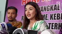 Tsania Marwa menangis di kantor Komnas Perlindungan Anak. (Rizky Aditya Saputra/Liputan6.com)