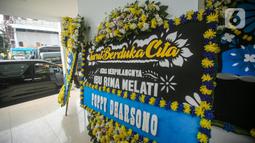 Karangan bunga dari artis hingga politisi terpampang di rumah duka Rima Melati RSPAD, Jakarta, Jumat (24/6/2022). Aktris senior, Rima Melati menghembuskan nafas terakhirnya di umurnya yang ke 82. Sebelumnya istri mendiang Frans Tumbuan itu sempat dirawat hampir 2 minggu di RSPAD Gatot Subroto. (Liputan6.com/Faizal Fanani)
