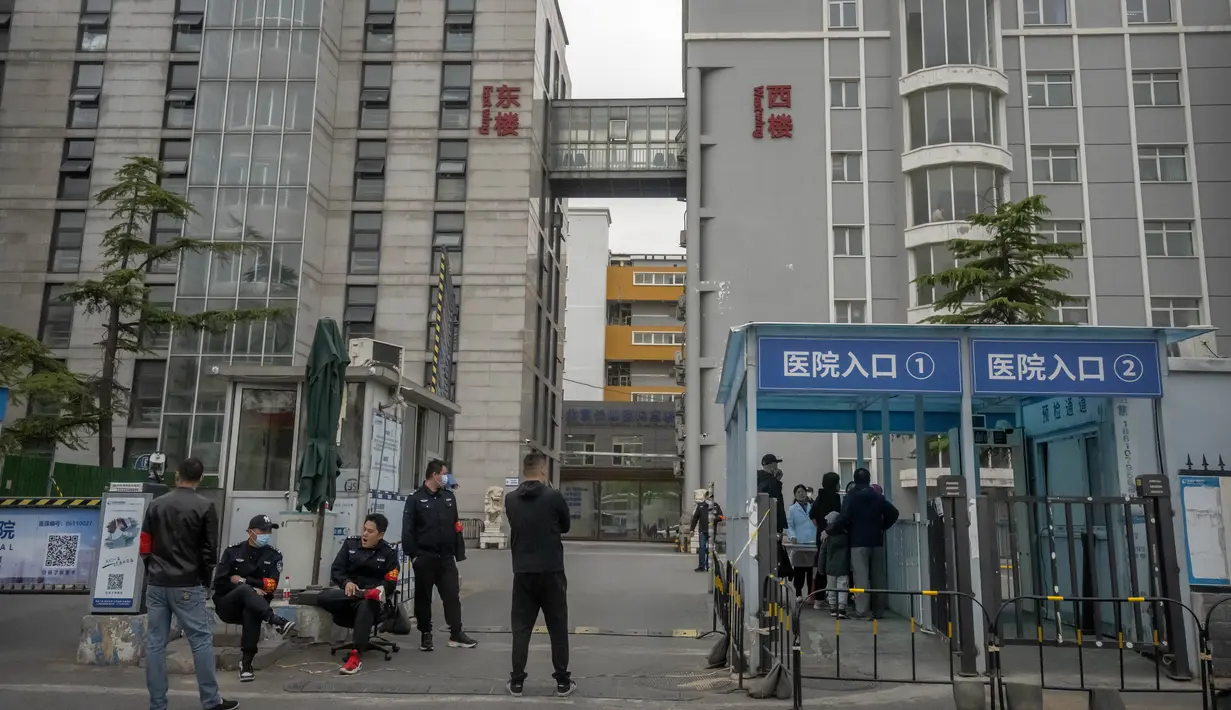 Jumlah korban tewas akibat kebakaran di sebuah rumah sakit di Beijing meningkat menjadi 29 orang, termasuk 26 pasien, pihak berwenang mengatakan pada hari Rabu, dan selusin orang telah ditahan termasuk kepala rumah sakit dan wakilnya. (AP Photo/Mark Schiefelbein)