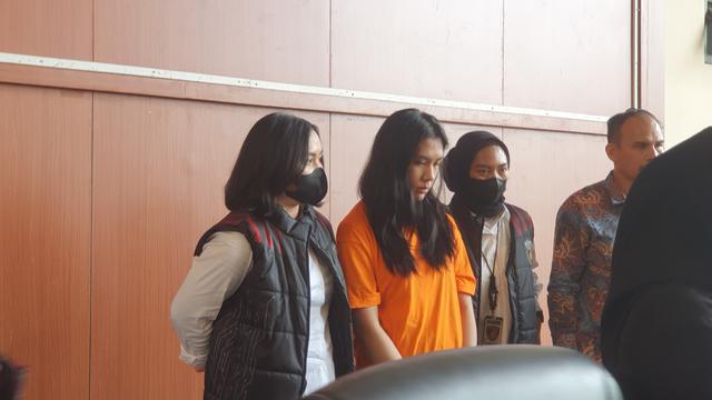 Polres Metro Jakarta Pusat menetapkan Ghisca Debora Aritonang (GDA) (19) seorang mahasiswa sebagai tersangka kasus dugaan penipuan dan penggelapan tiket konser Coldplay.