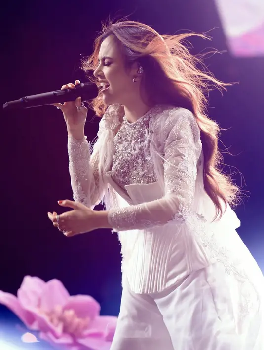 Gayanya semakin sempurna dengan aksen payet yang melengkapi busananya.  [Foto: Instagram/ Mahalini]