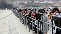 Warga berdoa saat memperingati gempa bumi dan tsunami 2011 di Rikuzentakata, Prefektur Iwate, Jepang, Rabu (11/3/2020). Gempa 9,0 magnitudo yang menyebabkan tsunami pada 11 Maret 2011 itu menyebabkan sekitar 15 ribu orang tewas. (Jun Hirata/Kyodo News via AP)