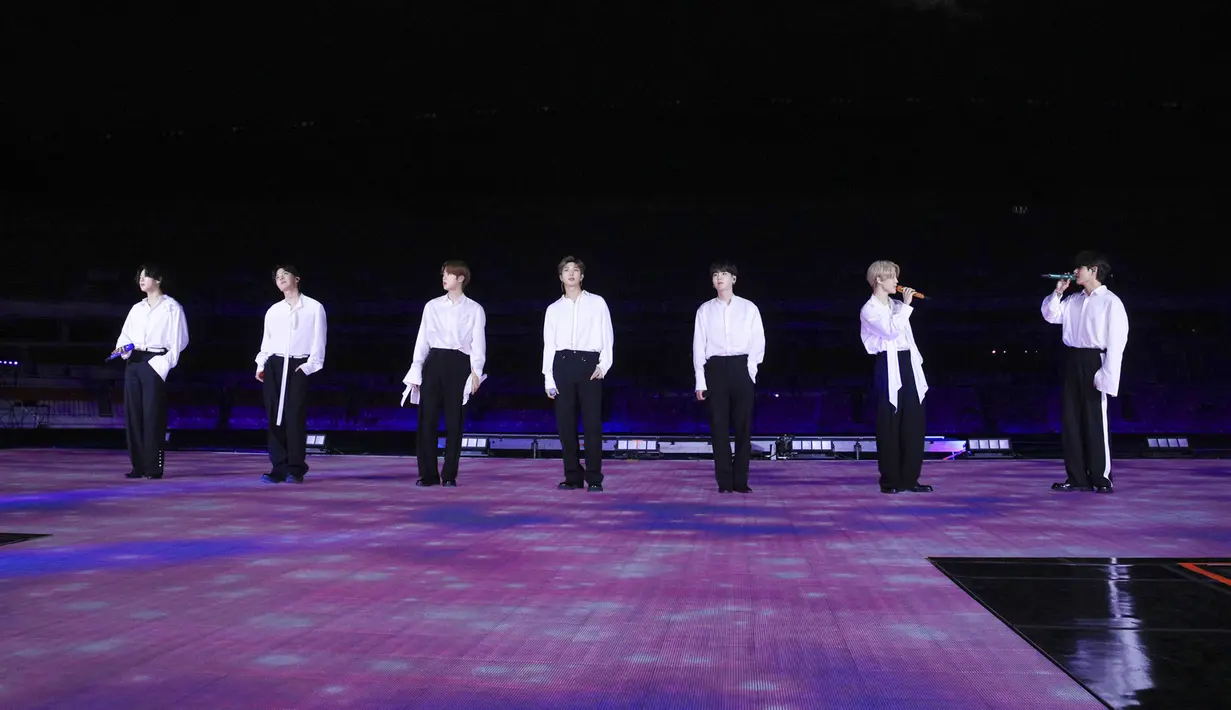 Band Korea Selatan BTS tampil dalam American Music Awards 2020 di Microsoft Theater, Los Angeles, Amerika Serikat, 22 November 2020. BTS memperoleh nominasi dari dua kategori, yaitu Duo atau Group Favorit Pop/Rock dan Artist Sosial Favorit. (American Broadcasting Companies, Inc./ABC/AFP)