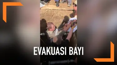 Upaya penyelamatan bayi baru lahir yang terjebak di saluran pembuangan air. Beruntung bayi tersebut selamat dan dibawa ke rumah sakit di Durban, Afrika Selatan.