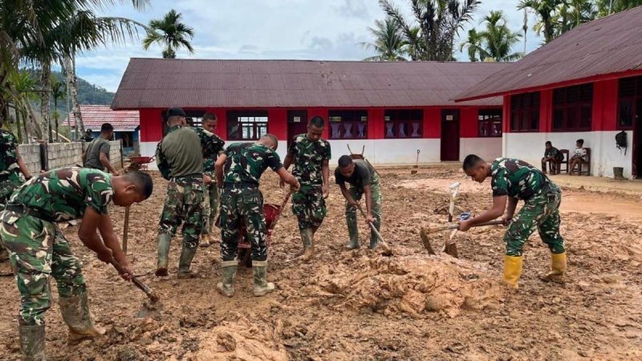 TNI Gencarkan Pembersihan SDN di Tapteng, Percepat Aktivitas Belajar Pasca-Banjir