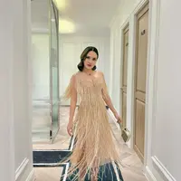 Shandy Aulia hadir mengenakan gaun karya perancang ternama Eddy Betty, salah satu nama besar di dunia mode Indonesia yang dikenal dengan rancangan feminin dan elegan.
