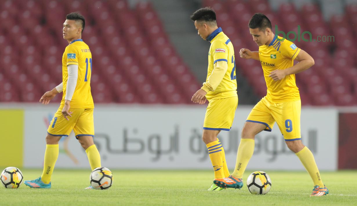 Para pemain Song Lam Nghe An FC berlatih menggiring bola jelang Piala AFC 2018 di Stadion Utama GBK, Senayan, Jakarta, (13/3/2018). Song Lam Nghe An FC akan melawan Persija di Grup H. (Bola.com/Nick Hanoatubun)