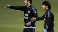Lionel Messi dan Javier Mascherano (DANIEL GARCIA / AFP)