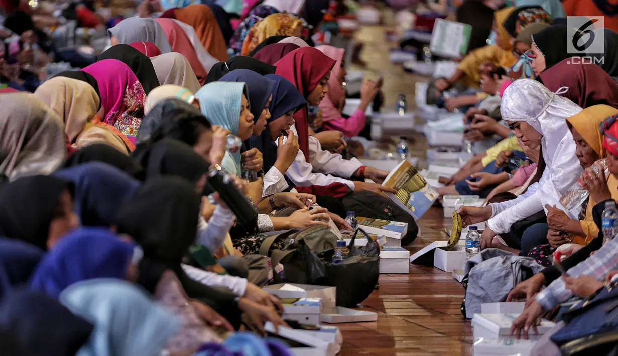 Umat muslim buka puasa bersama di Masjid Istiqlal, Jakarta, Senin (6/5/2019). Kotak takjil yang dibagikan berisi kurma, pisang, tahu, ayam dan sayur nangka. (Liputan6.com/Faizal Fanani)