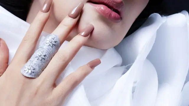 Ashanty dengan gaun putih dipadukan cincin panjang. [@mozawahyu]